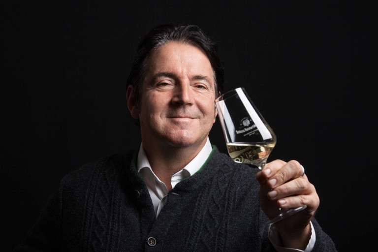 Stefan Lergenmüller stammt aus einer namhaften Pfälzer Weinbaudynastie. Seit 2013 gehört ihm das Weingut Schloss Reinhartshausen.