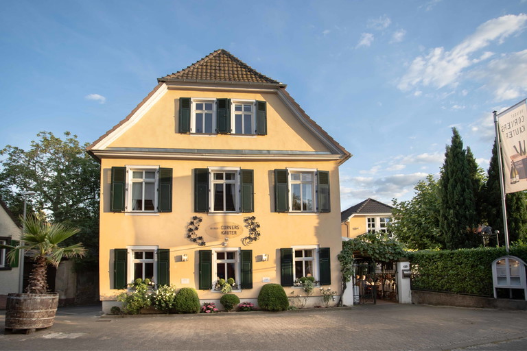 Dr. Matthias Corvers und Sohn Philipp arbeiten vom schmucken Mittelheimer Betriebsgebäude aus.