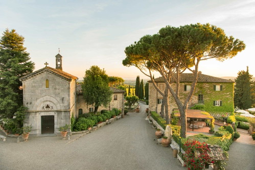 »Borgo San Felice«: Ein alter Weiler wurde zu einem Edel-Hotel umgestaltet. In der früheren Ölmühle&nbsp; findet nun Wellness statt, das Restaurant »Poggio Rosso« ist mit einem Michelin-Stern gekrönt.