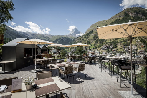 Die Infinity-Terrasse des «Chalet Hotel Schönegg»