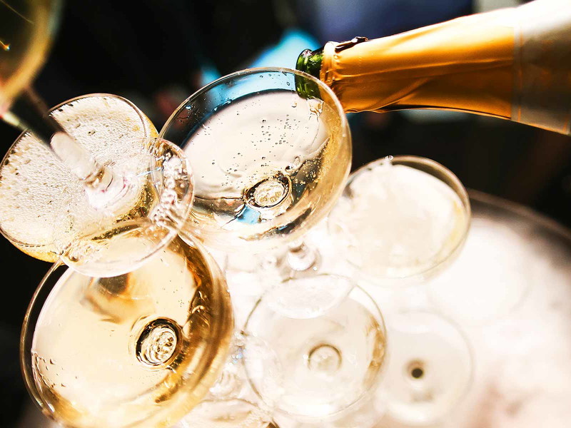 Neben facettenreichen Prestige-Cuvées suchen Kenner immer öfter perfekt gereifte Champagner.