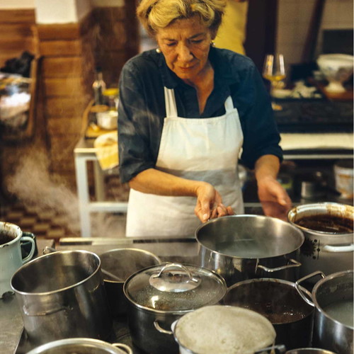 Seniorchefin Christl Schauflinger am prächtigen Holzherd des Wirtshauses.