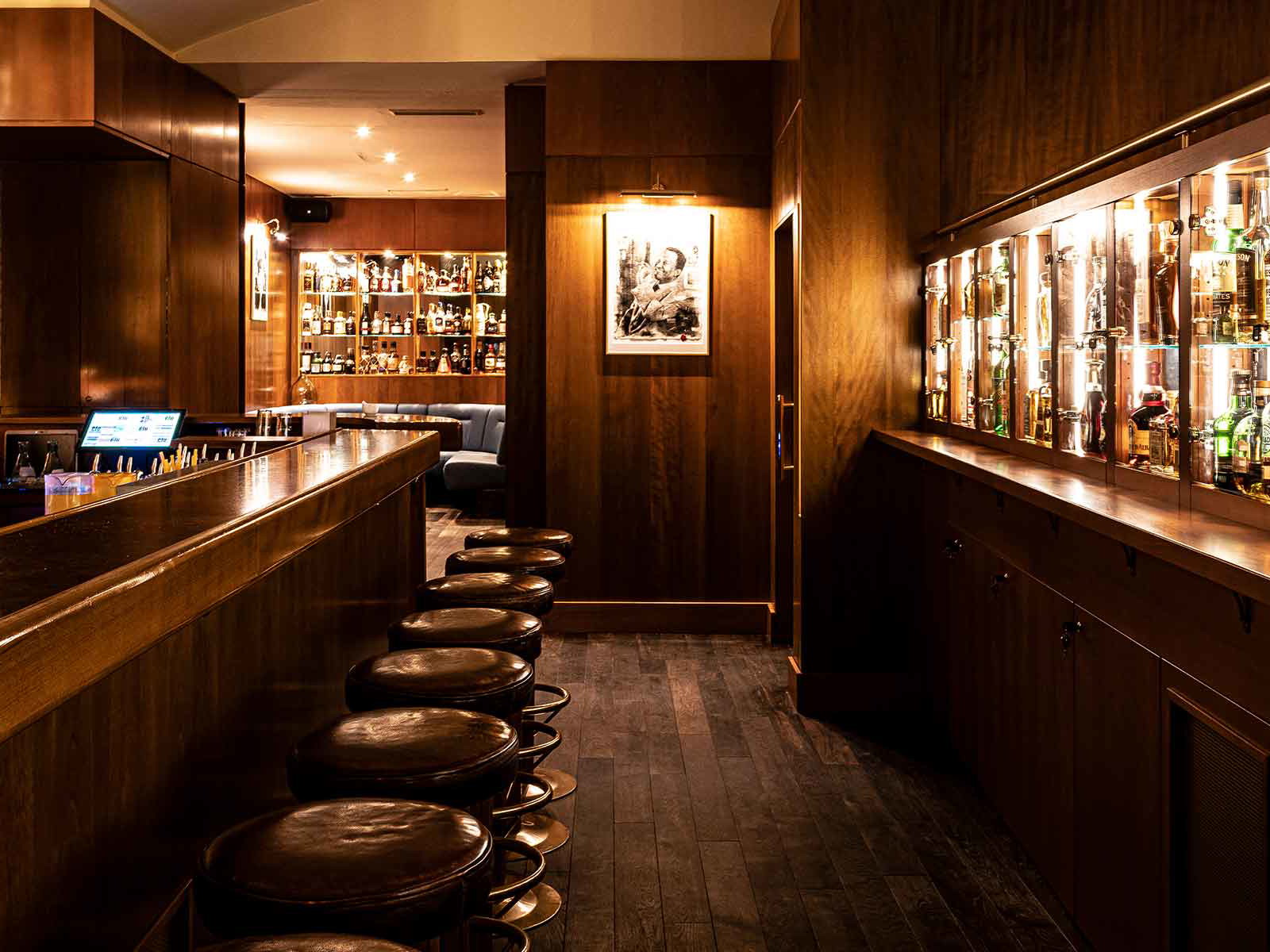 »Dino's Apothecary Bar«