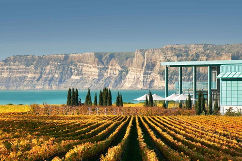 Das Weingut Elephant Hill mit Cape Kidnappers im Hintergrund, das wie ein Zwilling von Santorin in der Ägäis wirkt.