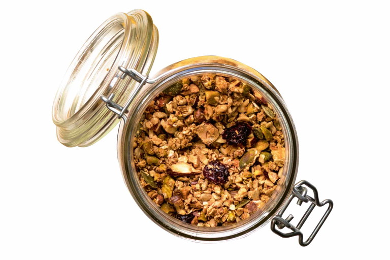 Das berühmte Frühstücksmüesli besteht in seiner Urform aus Haferflocken, Nüssen und Äpfeln&nbsp;– so simpel, so gut.&nbsp;
