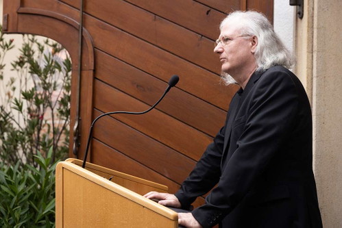 Der Autor Johann Werfring bei der Buchpräsentation am Weingut Kollwentz