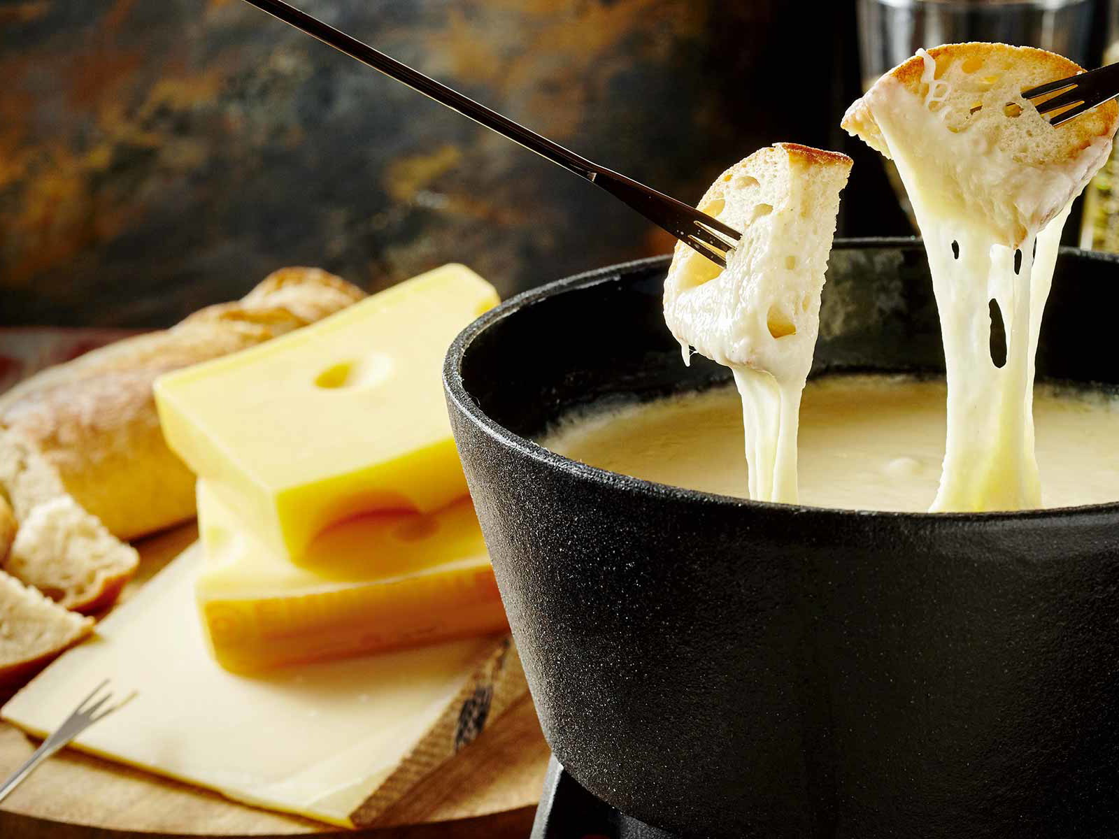 Weniger kompliziert, ­­als man annimmt: Käse­fondue ist ein einfaches Gericht aus hochwer­tigen Zutaten.
