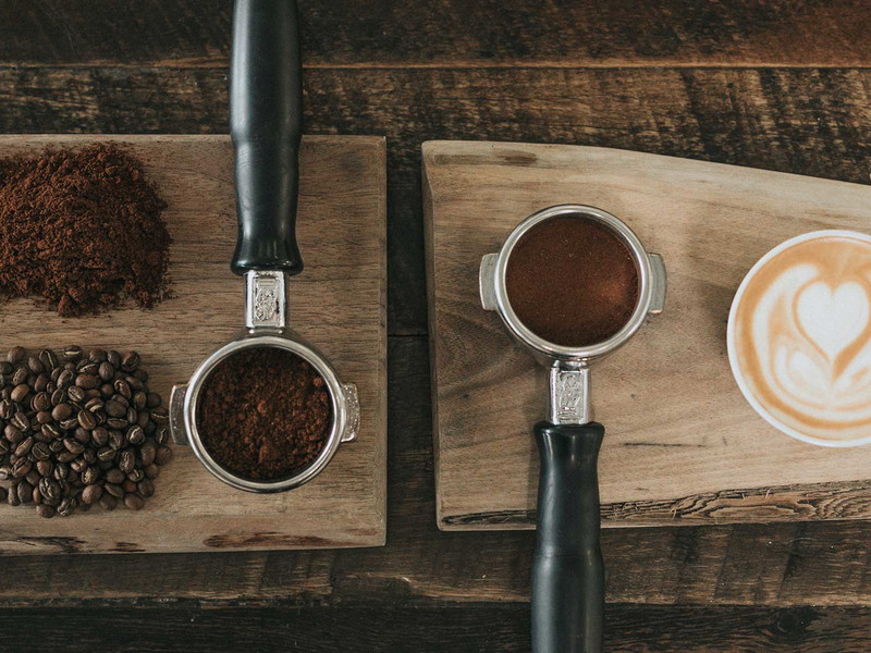 Mit einer Tasse Kaffee oder Tee arbeitet es sich leichter.