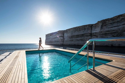 Das Wasser im Pool am Sonnendeck kann auf jede gewünschte Temperatur gebracht werden.