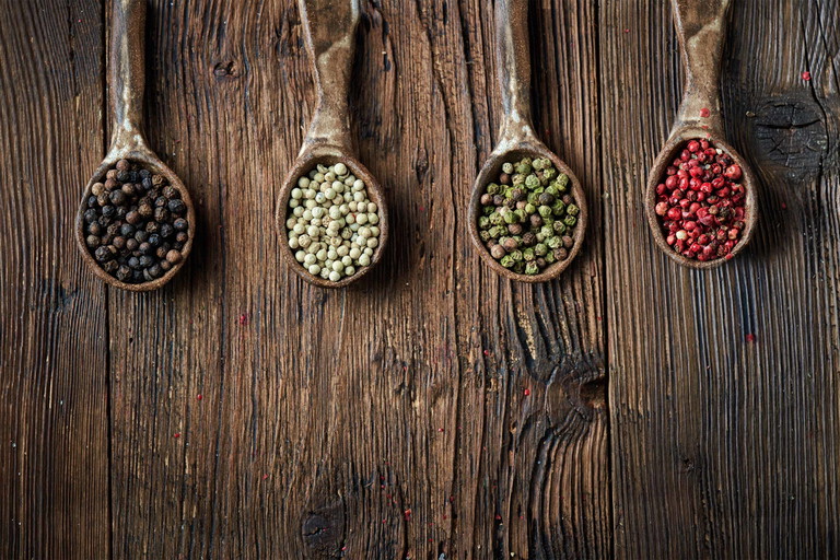 Schwarzer und grüner Pfeffer wird aus den noch unreifen Früchten gewonnen, wobei der schwarze getrocknet und der grüne meist frisch eingelegt wird. Die reifen Pfefferbeeren sind rot, durch Schälen entsteht der weisse Pfeffer. &nbsp;