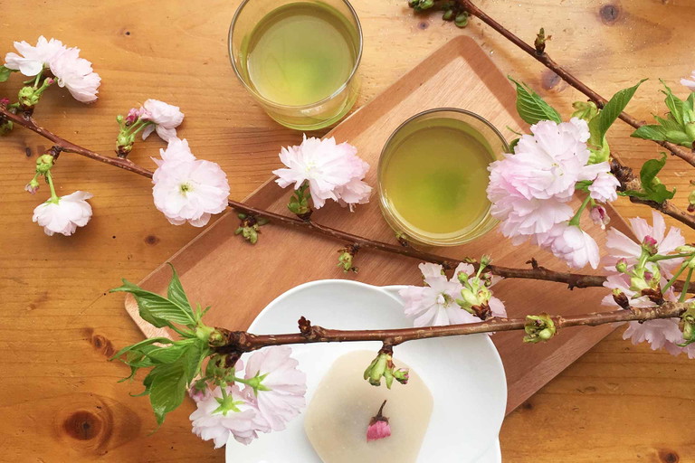 Im Wiener Teelokal »Cha No Ma« können die wichtigsten Regeln der Teezeremonie kennengelernt werden. Zum Matcha werden süße Reisküchlein gereicht.