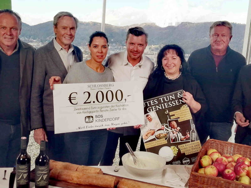 Scheckübergabe: Waltraud Hutter, Manfred Tement, Peter Kraus, Brigitta Thurner, Christof Widakovich, Renate Zierler, Franz Grossauer und Kurt Hohensinner (v. l.).