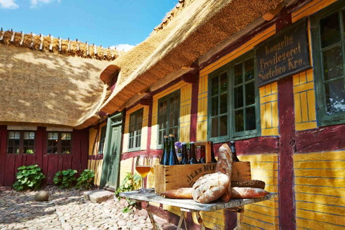 Hinter einer urigen Fassade verbirgt sich das gehobene Restaurant »Sortebro Kro«.
