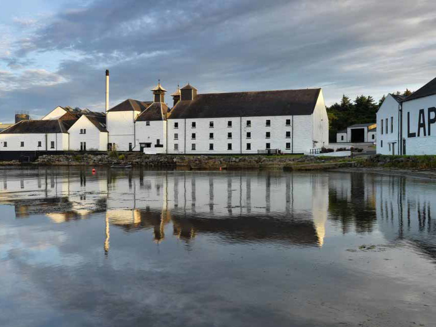 Die Laphroaig Destillerie auf der schottischen Insel Islay