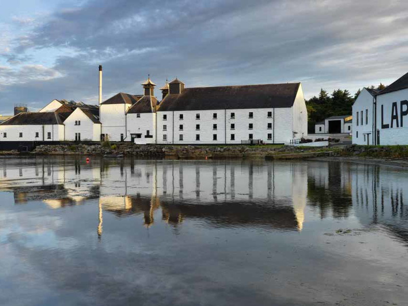 Die Laphroaig Destillerie auf der schottischen Insel Islay