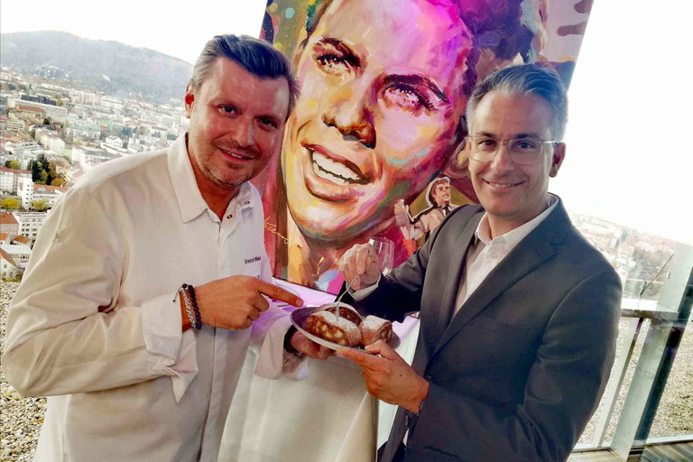 Christof Widakovich und Kurt Hohensinner mit Apfelstrudel.