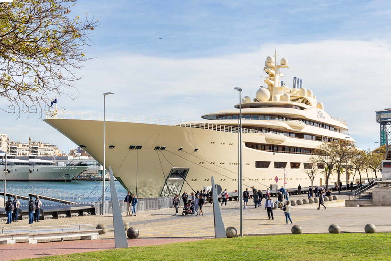 Die «Dilbar» von Oligarch Alischer Usmanow, 156 Meter lang, ist bereits das zweite Schiff mit diesem Namen. Die erste «Dilbar» mit 110 Metern Länge war dem Usbeken zu klein geworden.