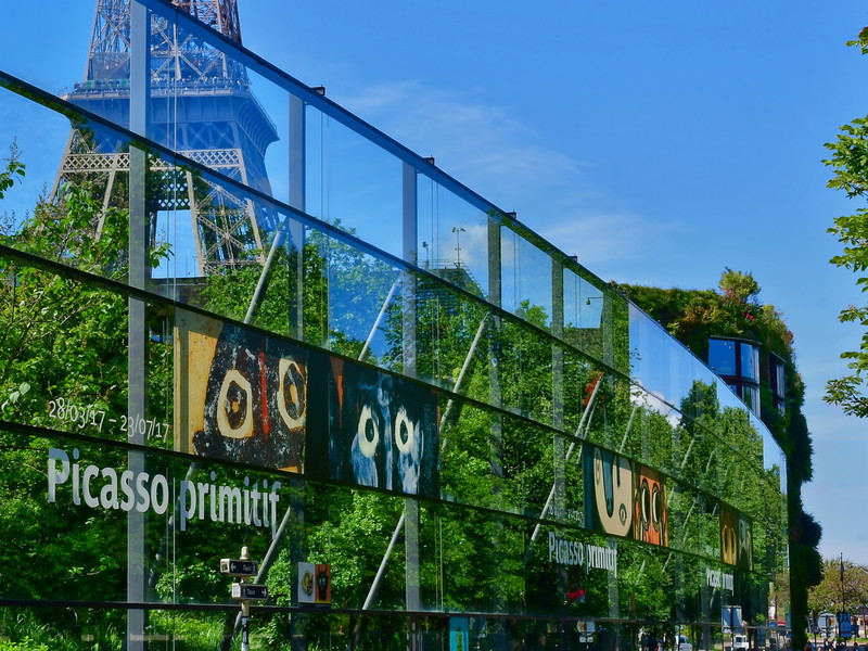 &nbsp;The Quai Branly Jacques Chirac museum with the Eiffel Tower behind.