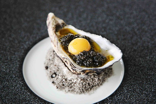 Austern, Kavier, Wachteleier und Vinaigrette mit Blütenhonig.