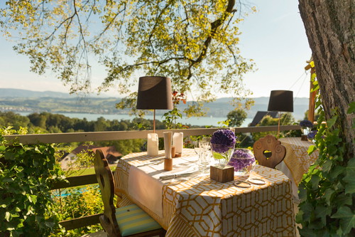 Von der Terrasse des Restaurants «Buech» in Herrliberg sieht man weit über den See.