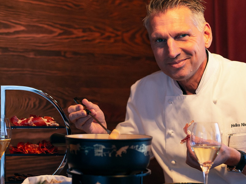 Sternekoch Heiko Nieder kreierte zusammen mit Rolf Beeler ein eigenes Käsefondue für das Krug Chalet.
