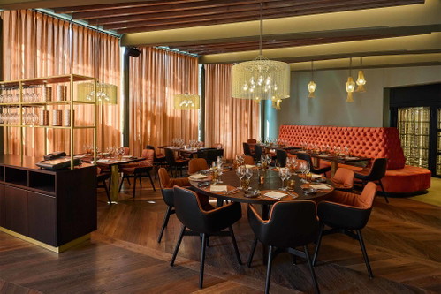 «Plü» im «Grand Casino Baden»
Das Restaurant im «Grand Casino Baden» eröffnete nach einer umfassenden Renovation in neuem Design und mit neuem Namen. Küchenchef Enrique Isler setzt auf eine zeitgemässe Ausrichtung sowie auf regionale Produkte aus nachhaltigem Anbau, Zucht oder Wildfang.
Haselstrasse 2, 5400 Baden grandcasinobaden.ch/plue-restaurant