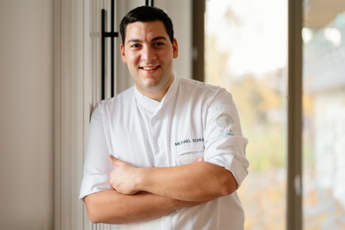 «Aqua»
Das neue Gourmetrestaurant «Aqua» präsentiert sich als «Bijou» am Zürichsee: Küchenchef Michael Schuler, der bereits an der Seite von Stefan Heilemann kochte, serviert in dem Restaurant&nbsp;im «Alex Lake Hotel» eine klassisch-französische Küche – mit asiatisch inspirierten Gerichten. Dabei kocht er vor allem mit Zutaten aus der eigenen landwirtschaftlichen Produktion.
Seestrasse 182, 8800 Thalwil alexlakezurich.com/aqua