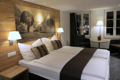 «Bergwelt Grindelwald»
Das neue Luxusresort der «Small Luxury Hotel of the World»-Gruppe, das im modernen Chalet-Stil erbaut ist, eröffnete im Sommer 2021 im alpinen Dorf Grindelwald. Küchenchef Marcus G. Lindner legt seinen Fokus in der Küche vor allem auf Gesundheit, Natürlichkeit und echten Geschmack.
Bergwelt 4, 3818 Grindelwald bergwelt-grindelwald.com