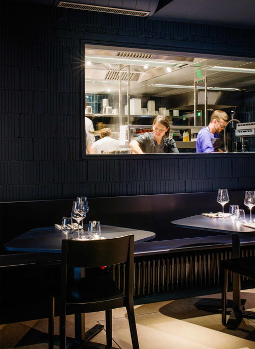 «Rank»
Das neue Restaurant der «Rechberg 1837»-Betreiber vereint regionale Küche mit zeitgenössischer Musik – inklusive Brunch und Cocktails to go. Der Grossteil der Zutaten, die&nbsp;Küchenchefin Michaela Frank für ihre Kreationen verwendet, stammt zudem von Zürcher Bauern, aus Zürcher Gewässern und Wäldern.
Niederdorfstrasse 60, 8001 Zürich amrank.ch