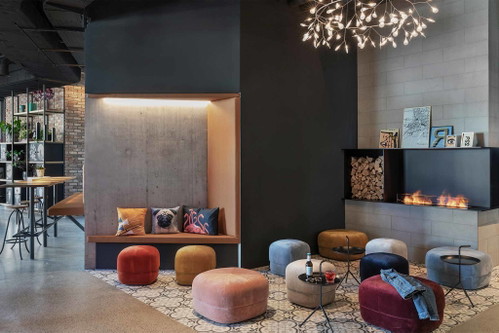 «Moxy»
Unter dem Motto «Dream &amp; Chill» präsentiert sich das neue «Moxy» in Rapperswil-Jona, das von der RIMC Hotels &amp; Resorts-Gruppe betrieben wird, im modernen Design. Neben den 90 Gästezimmern steht den Gästen ein Gym zur Verfügung, der vom 6. Stock einen direkten Blick auf den Zürichsee bietet sowie die&nbsp;«Moxy» Bar, die rund um die Uhr sieben Tage die Woche geöffnet hat.
Neue Jonastrasse 66, 8640 Rapperswil marriott.com/zrhox-moxy-rapperswil