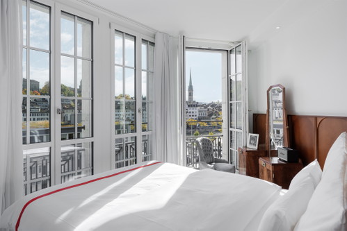 «Ruby Mimi»
Als erstes Hotel der Münchner «Ruby»-Gruppe eröffnete das «Ruby Mimi» dieses Jahr direkt am Zürcher Beatenplatz in einem denkmalgeschützten Art Deco Haus – dort wo sich einst eines der ersten Kinos der Stadt befand.
Beatenplatz 4, 8001 Zürich ruby-hotels.com

