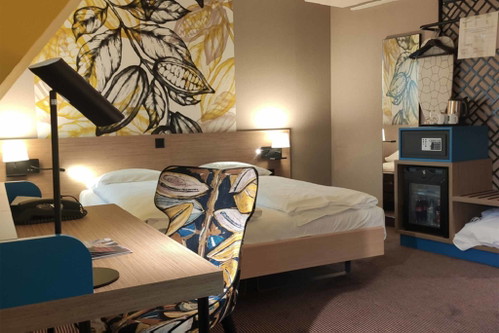 «Swiss Chocolate Hotel»
Die «By Fassbind Hotel Gruppe» eröffnet mit dem «Swiss Chocolate Hotel» einen neuen Schoggi-Hotspot: Im Zürcher Kreis 1 gibt es seit diesem Jahr ein neues Stadthotel, das sich voll und ganz dem Thema Schokolade verschrieben hat.
Zähringerstrasse 46, Centralplatz 8001 Zürich byfassbind.com/swisschocolatezurich