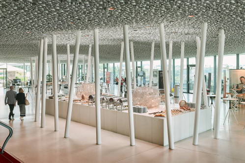 «Swissôtel Kursaal Bern»
Das «Swissôtel Kursaal Bern» ergänzt seit März das Portfolio der Accor-Premiummarke «Swissôtel Hotels &amp; Resorts». Das Haus umfasst 171 neu gestaltete Zimmer und setzt zur Gänze auf ein durchdachtes Nachhaltigkeitskonzept – Garden Lounge mit Fischteich sowie Dachterrasse inklusive.
Kornhausstrasse 3, 3013 Bern swissotel.de/bern