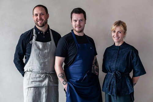 «Silex»
Die drei Szene-Gastronomen George Tomlin, Jean-Denis Roger und Julia von Meiss eröffneten im ehemaligen «Freya’s Sommer» ihr eigenes Restaurant in Zürich: Ein ungezwungenes und zeitgemässes Quartierrestaurant mit internationalen Einflüssen und einer erlesenen Weinkarte.
Freyastrasse 3, 8003 Zürich silexrestaurant.ch

