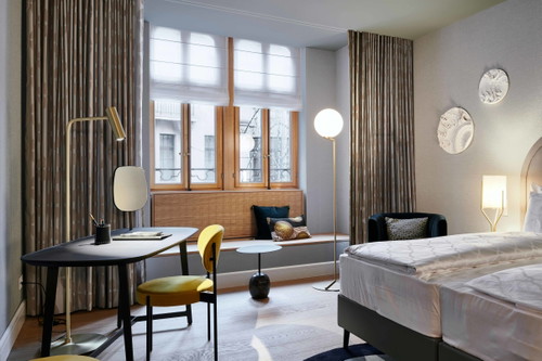«Märthof»
Die zur Coop Gruppe gehörenden «Bâle Hotels» eröffneten in dem historischen Gebäude mit denkmalgeschützter Neubarock-Fassade direkt am Basler Marktplatz das Boutique Hotel «Märthof». Neben den 68 Zimmern und Suiten verfügt das Hotel über einen Fitnessraum, einen Wellnessbereich sowie eine Dachterrasse mit einzigartiger Aussicht über die Stadt.
Marktgasse 19, 4051 Basel hotel-maerthof-basel.ch