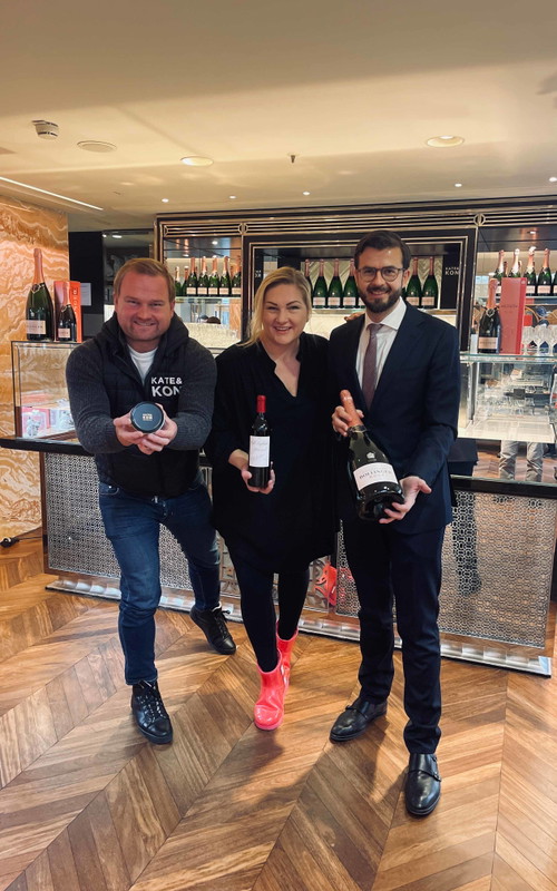Die beiden Köpfe von KATE &amp; KON Konstantin und Katharina Wolf mit dem Food Director des Park Hyatt Vienna Franz Zauner.