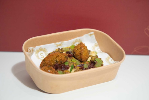 Falafel, Linse, Salatgurke und Kirsche