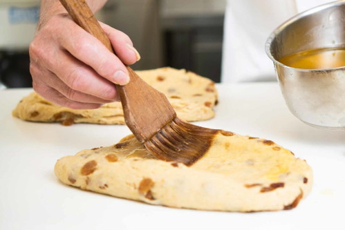 3. Die Innenseiten der Teigplatten reichlich mit flüssiger Butter bestreichen.