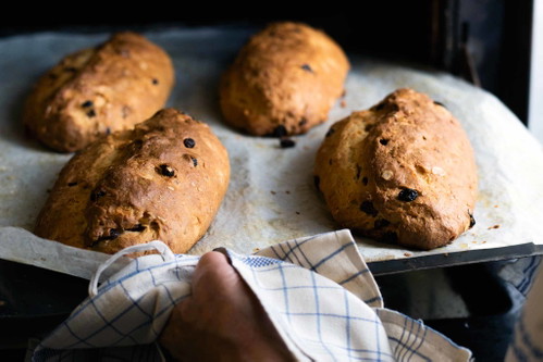 6. Die gut gebackenen Stollen aus dem Rohr nehmen. Gleich bekommen sie ihre «Schneehülle».