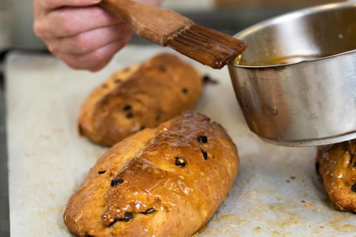 7. Die noch heissen Stollen sofort zweimal dick mit ausgelassener Butter bestreichen.