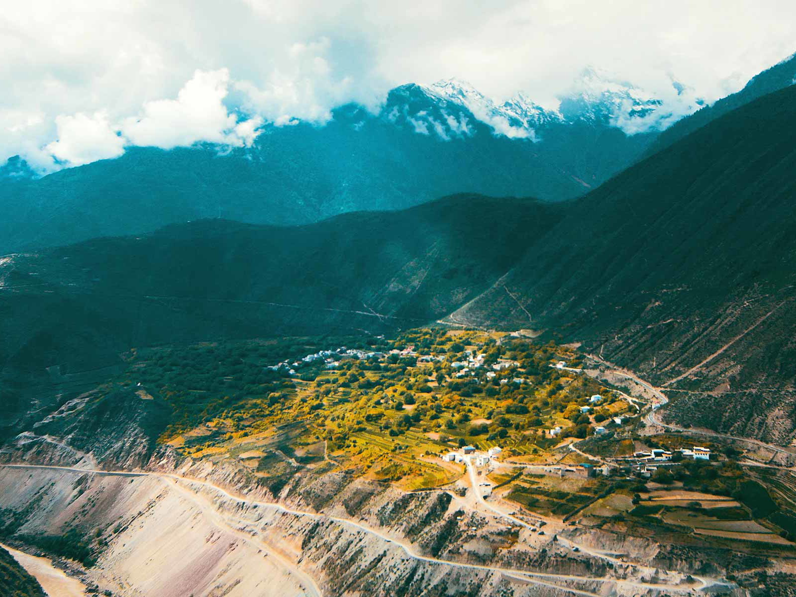 Wein wächst auch unter den Gipfeln des Himalaya, wie hier im chinesischen Yunnan.