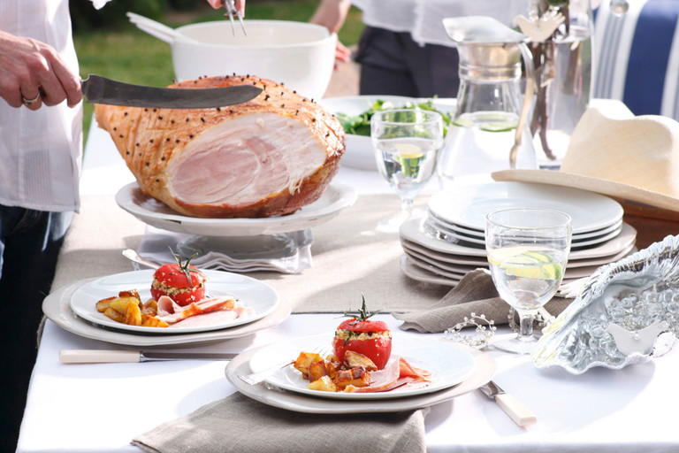 Wie in der Alten Welt – nur eben kalt: Da in Australien zu Weihnachten Hochsommer ist, werden die meisten traditionellen Gerichte wie Braten und Fisch kalt serviert.