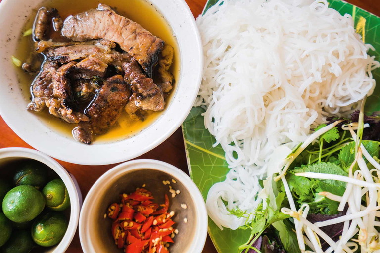 Bún chả ist in etwa die Currywurst der Berliner oder auch die Käsekrainer der Wiener – eines der populärsten Streetfoods in Hanoi.&nbsp;