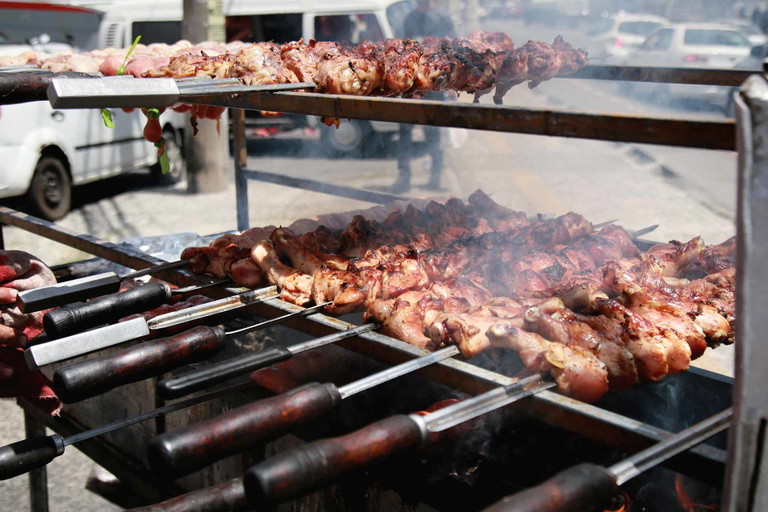 Auch in unseren Breitengraden bekannt: die üppigen Fleischspieße vom Grill.&nbsp;