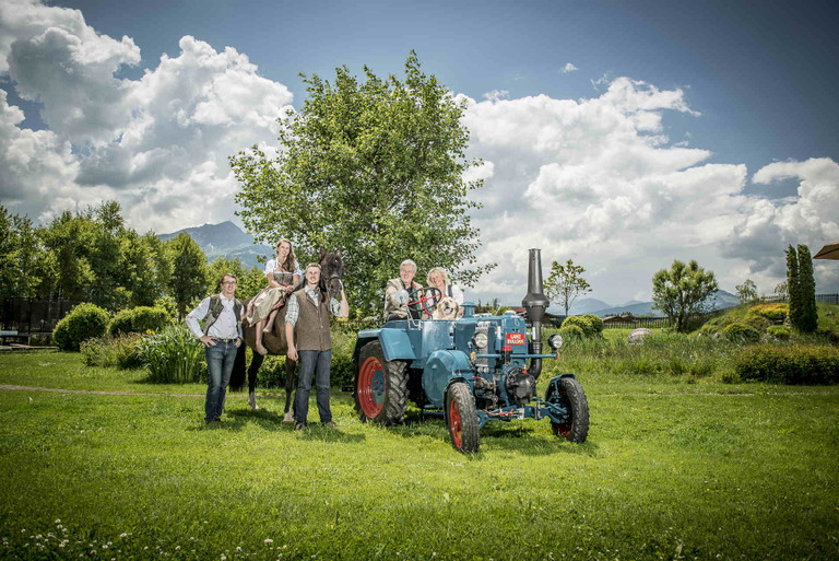 Am Traktor: Kathi und Wolfgang Hagsteiner senior. Links: GF Wolfgang&nbsp;J.A. Hagsteiner, Elisabeth Hagsteiner (Tierärztin in München und am Landgut) sowie Hansi Hagsteiner, unterstützende&nbsp;Hand im Hotel.