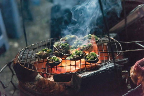Es muss nicht immer Suppe oder Fleisch sein, auch Meeresfrüchte, wie beispielsweise gefüllte Muscheln, sind an den Straßenständen heiß begehrt.