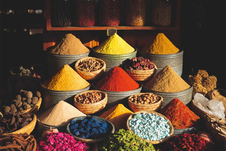 In den labyrinthischen Gassen der Souks reihen sich Hunderte Stände aneinander. Von exotischen Gewürzen über handgefertigte Töpferwaren bis zu Textilien bieten die Händler einen bunten Mix an Waren feil.&nbsp;
