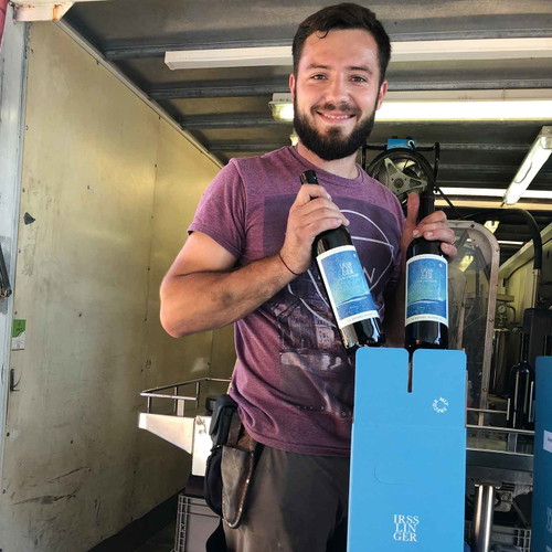 Unser »Newcomer des Jahres« Robert Irsslinger lässt seinen Wellentänzer in einem schwimmenden Tank im Zürichsee reifen.&nbsp;