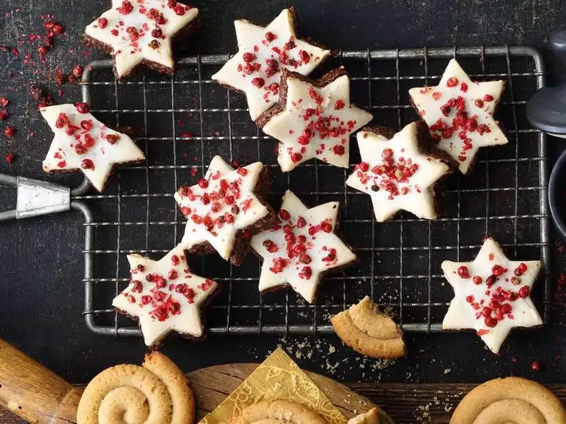 Schoko-Zimtsterne mit rosa Pfeffer