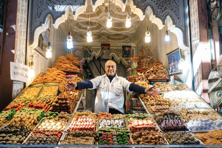 Liebevoll an den Marktständen drapiert, wird das traditionelle marokkanische Teegebäck von Hand aus Mandeln, Pistazien, Datteln, Rosenwasser und anderen kostbaren Zutaten gefertigt.